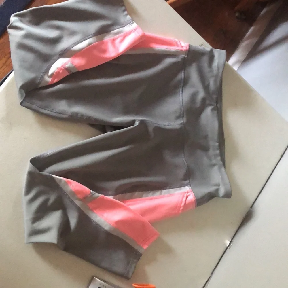 SOLD Avia yoga pants size M (8-10) - Picture 9 of 10